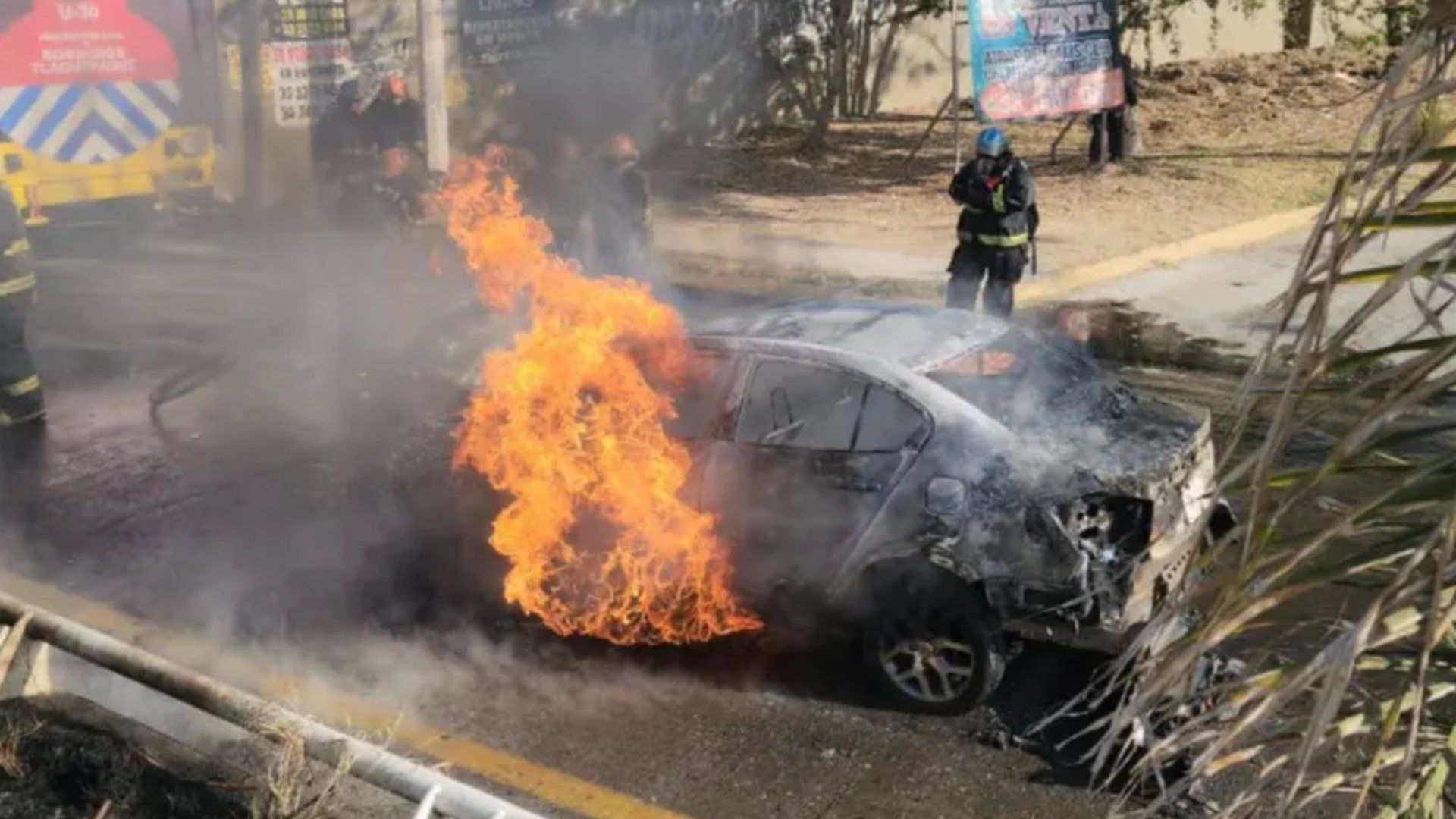 automóvil incendiado por hechos violentos en Jalisco tras muerte de "El Mencho"