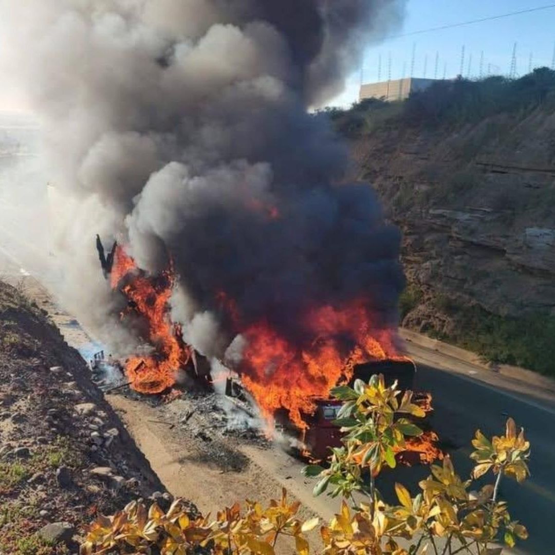 Tráiler Incendiado en Camalú Baja California Atienden Bomberos Voluntarios