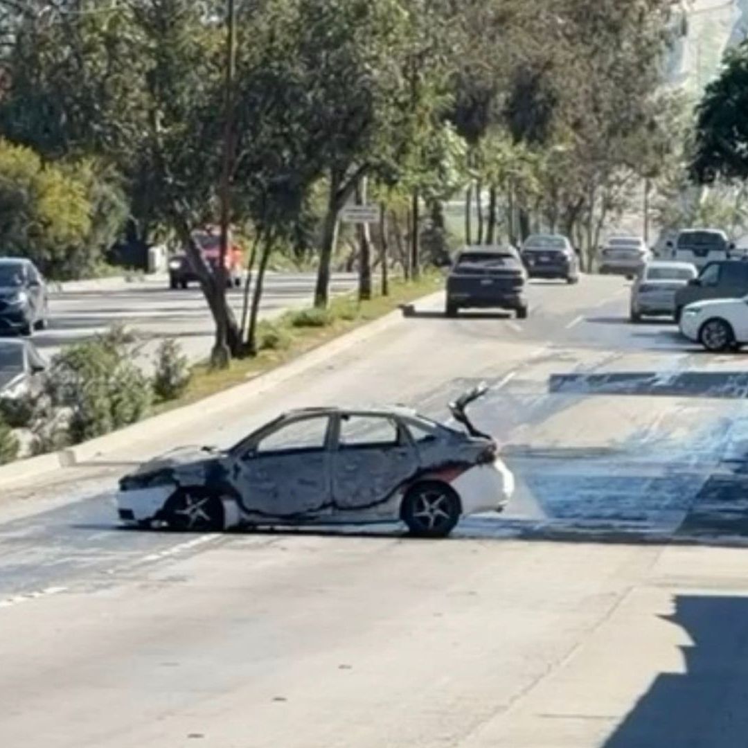Incendian Taxi en Avenida Internacional de Tijuana