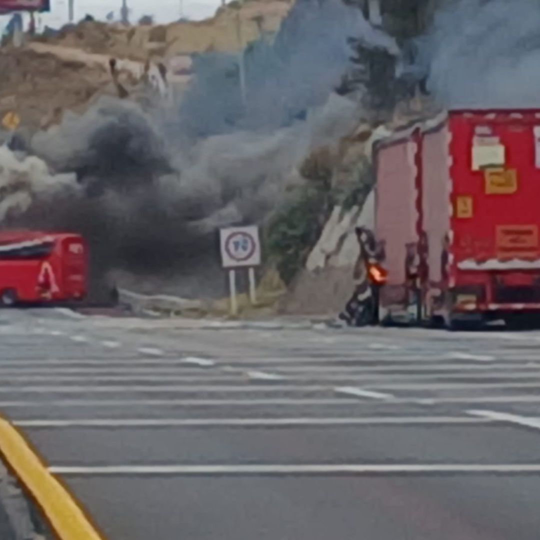 Bloqueo Autopista México Puebla con Incendio de Autobús y Tráileres en Santa Rita Tlahuapan