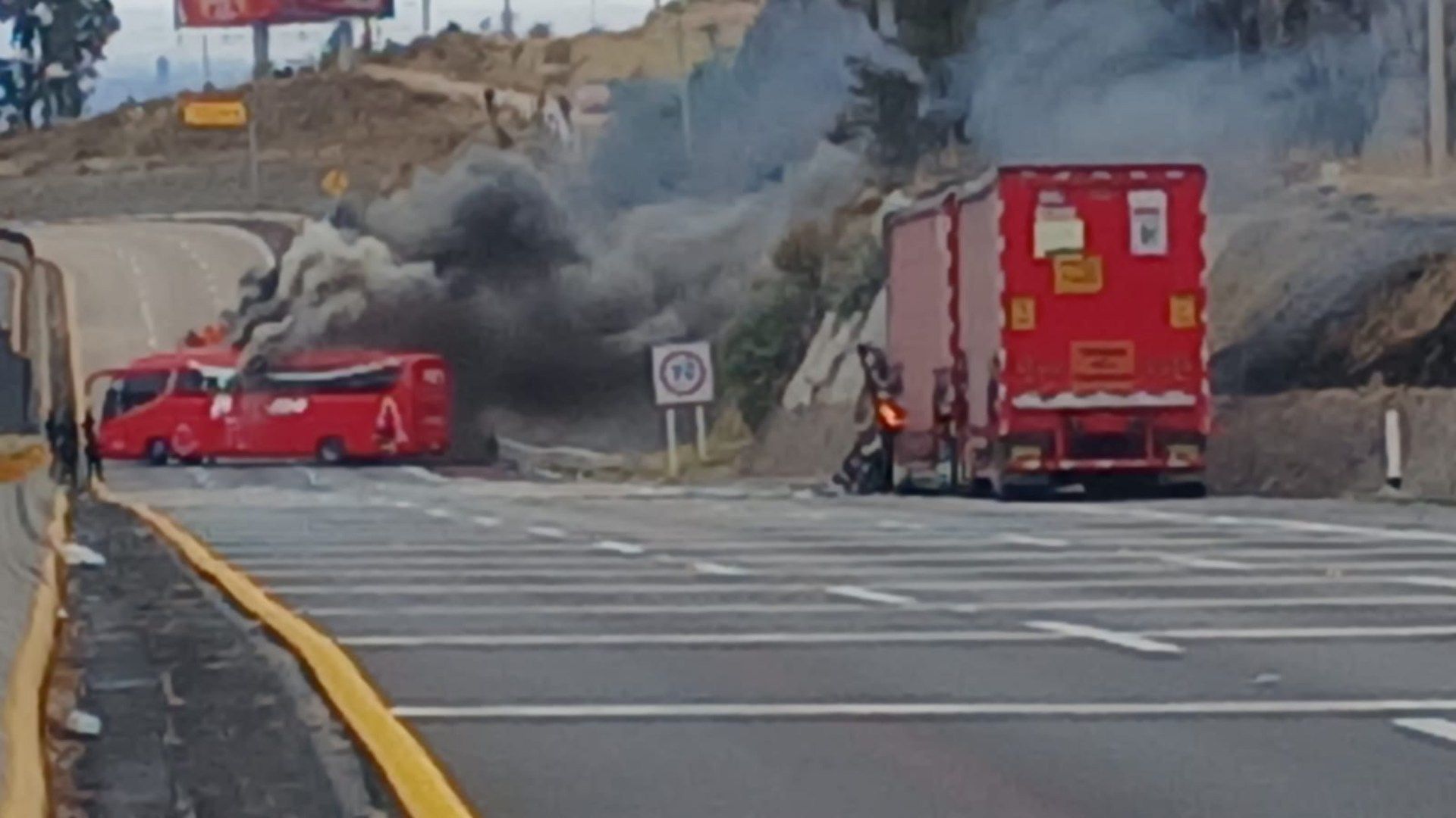 Bloqueo Autopista México Puebla con Incendio de Autobús y Tráileres en Santa Rita Tlahuapan