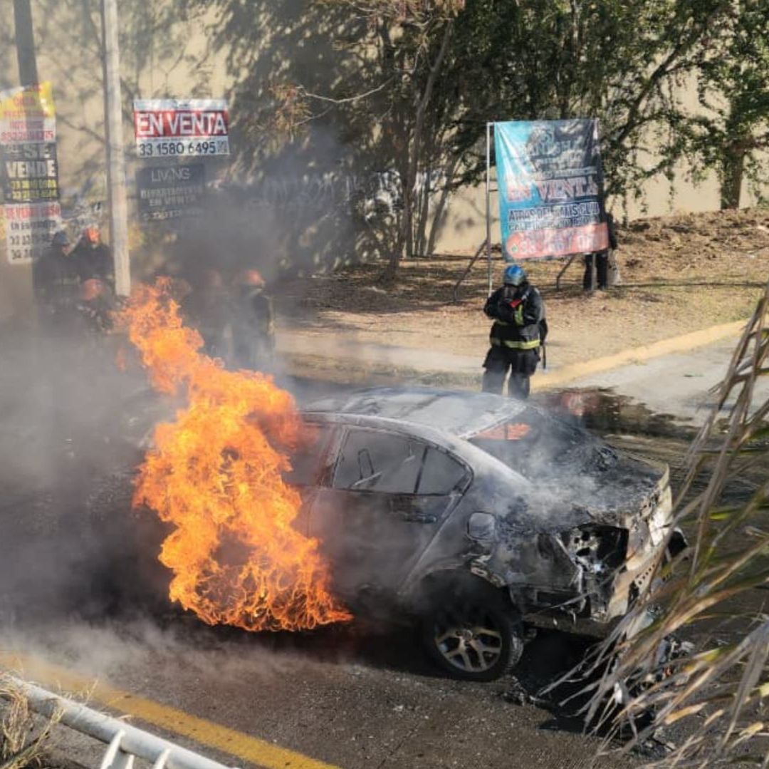 Vehículos incendiados tras operativos federales en Jalisco