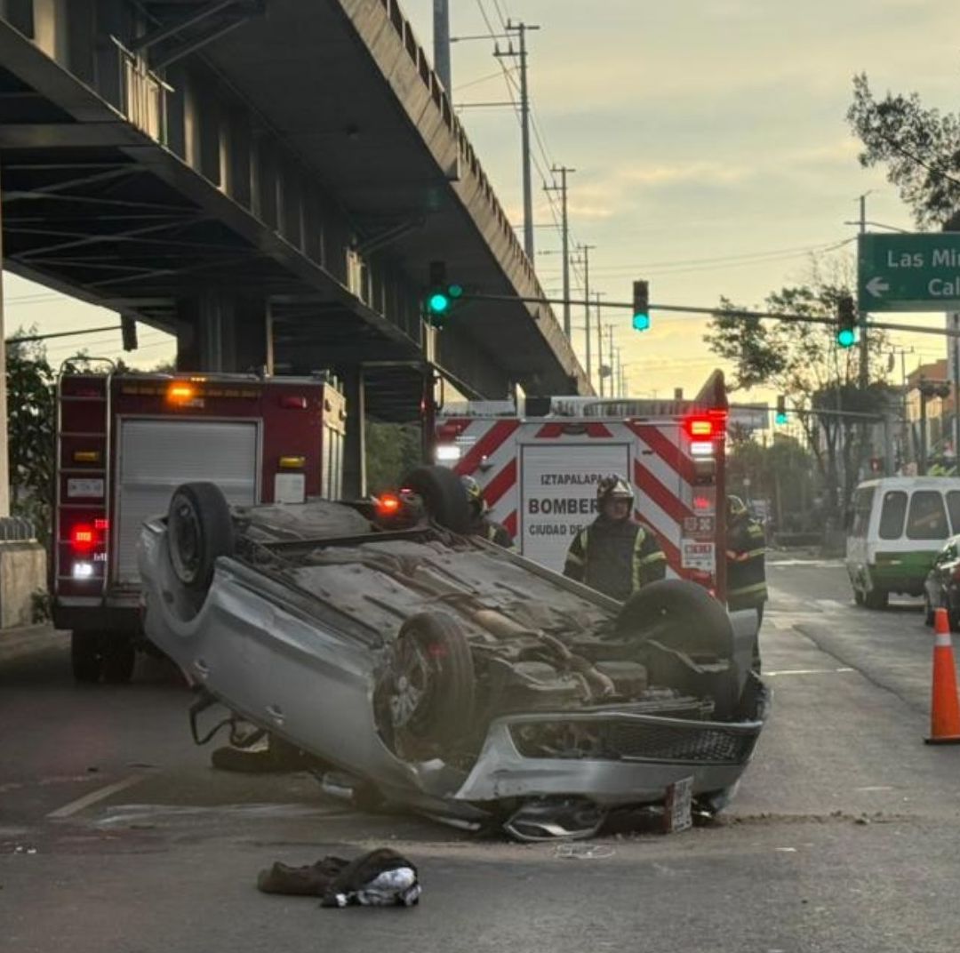 Auto Vuelca y Ocupantes Salen Proyectados en Calzada Ermita Iztapalapa; Hay un Muerto