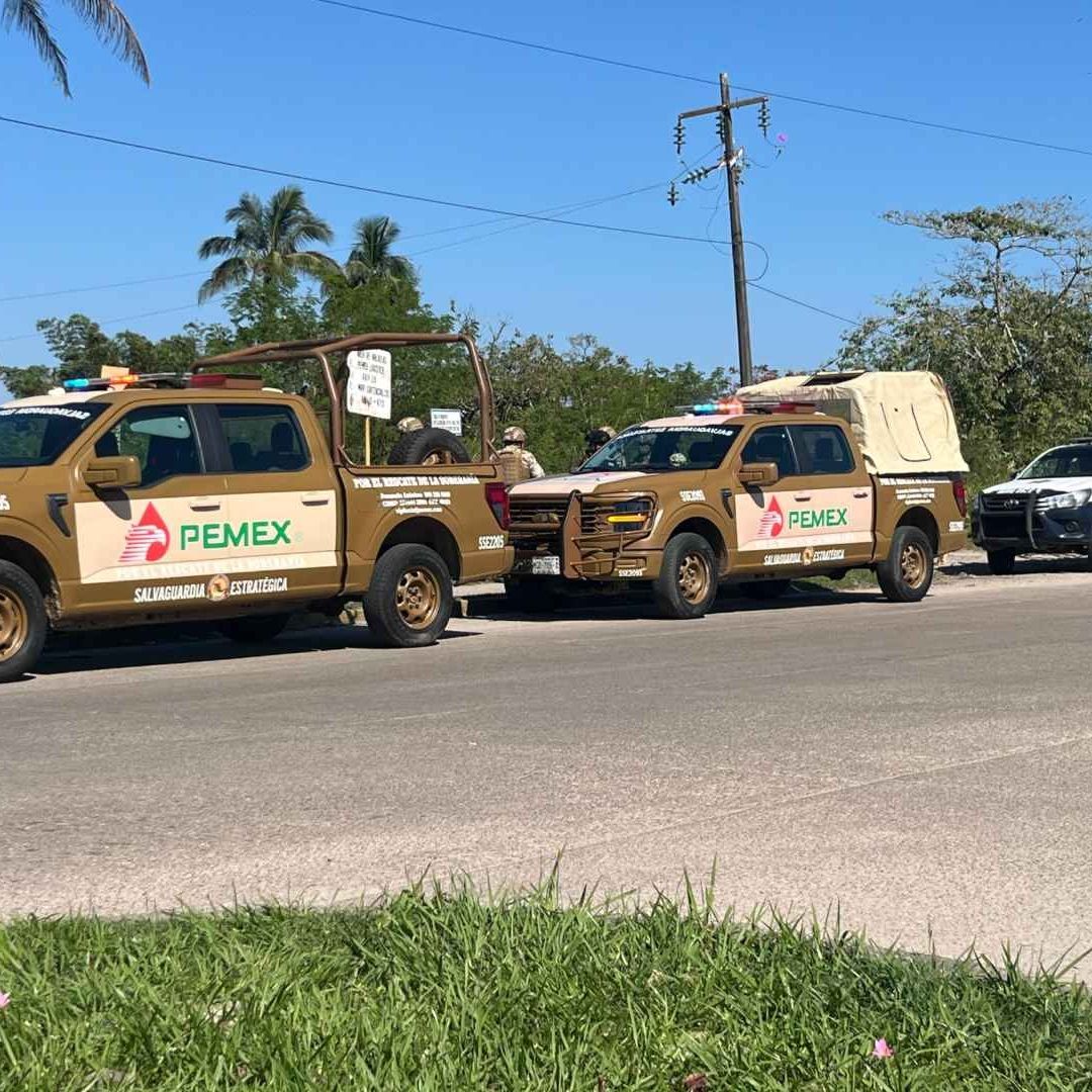 Elementos y unidades de PEMEX en Nanchital, Veracruz tras presunta fuga de Amoniaco.