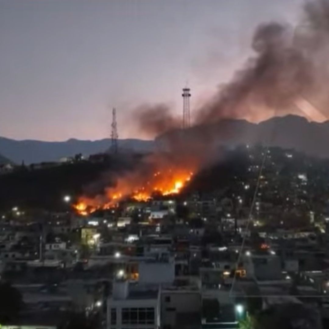 Cerro incendiado en Monterrey