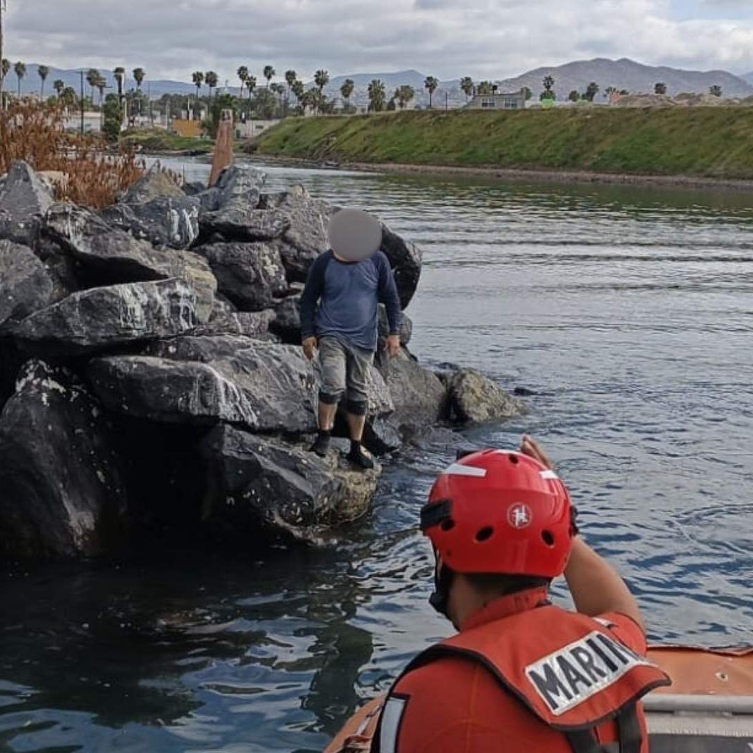 Rescata Marina a Persona Atrapada tras Subir la Marea en Puerto de Ensenada