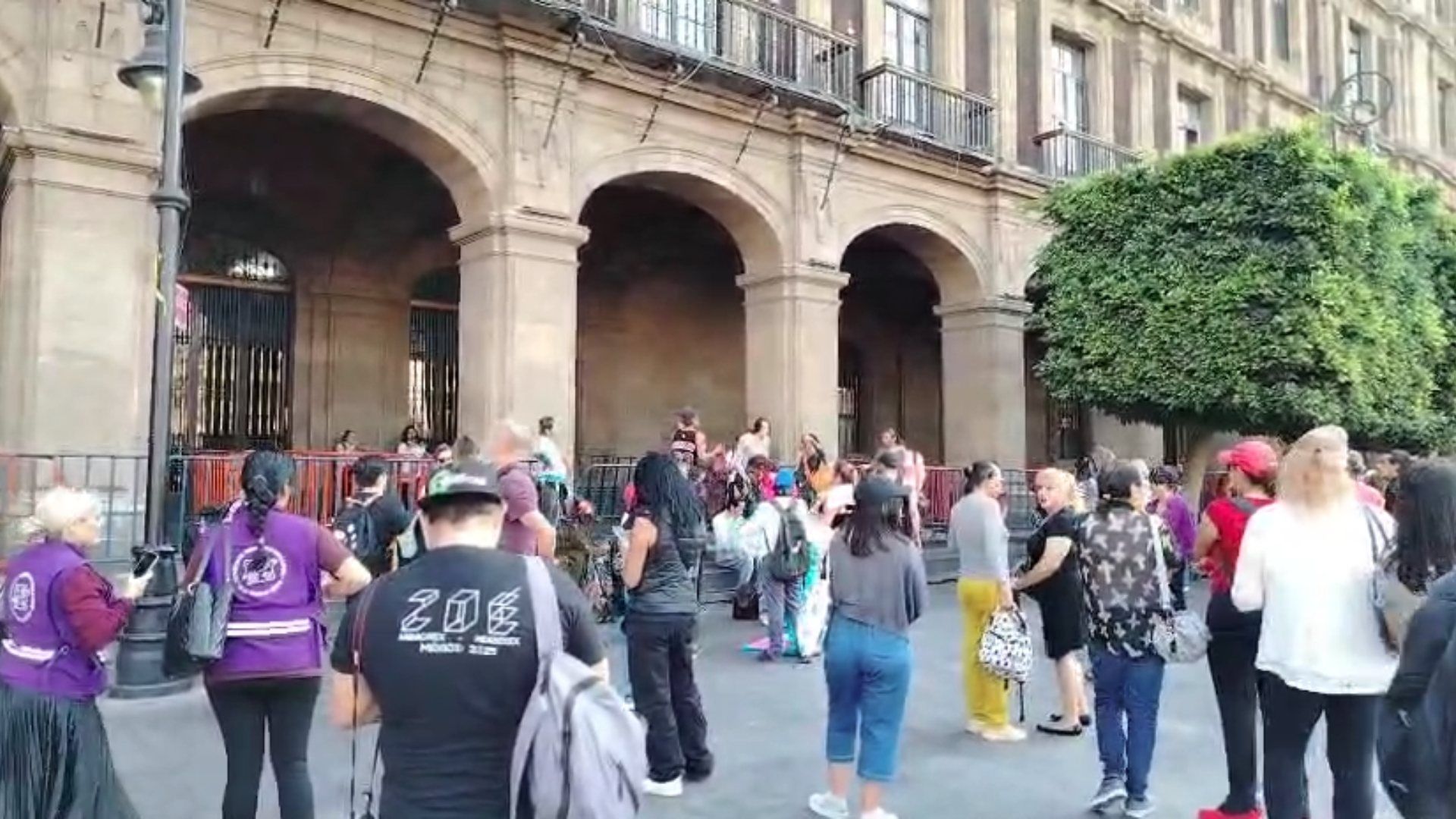¿Qué Pasó en el Zócalo? Personas Trans Retiran Vallas de Edificios Públicos