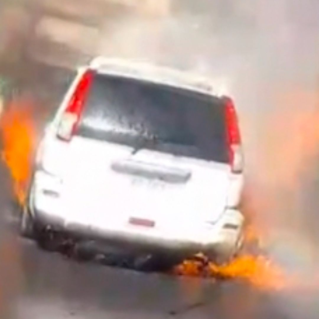 Camioneta incendiandose en Santa Catarina