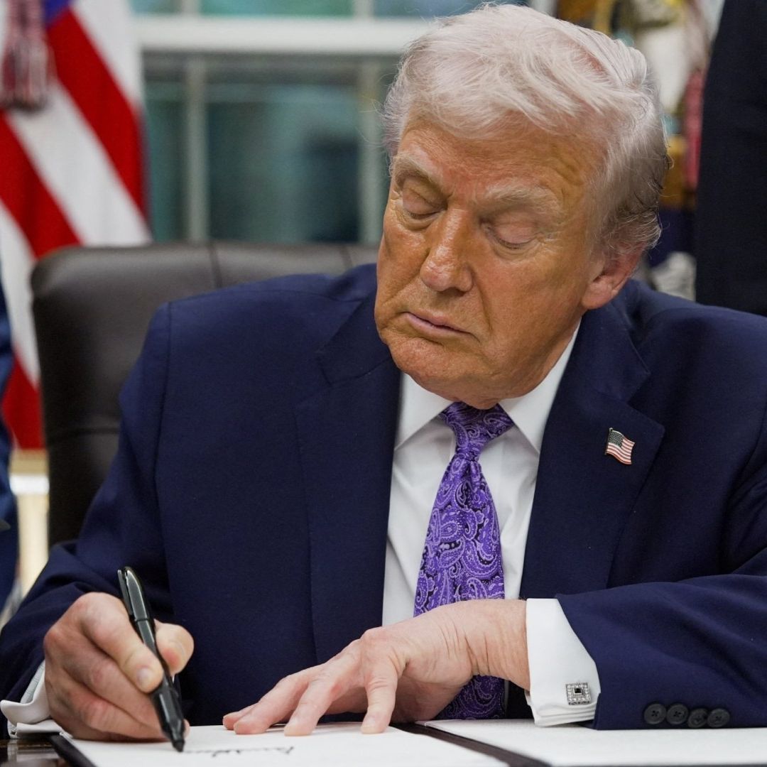 El presidente Donald Trump firmó la nueva orden ejecutiva en la Casa Blanca. Foto: Reuters