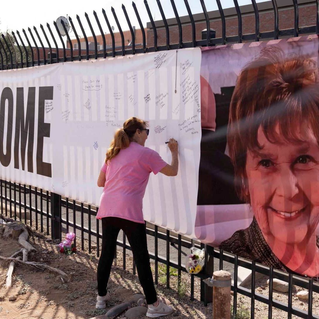 Pancarta que dice "Tráiganla a casa" y muestra una foto de Nancy Guthrie, el 12 de febrero de 2026. Foto: Reuters | Archivo