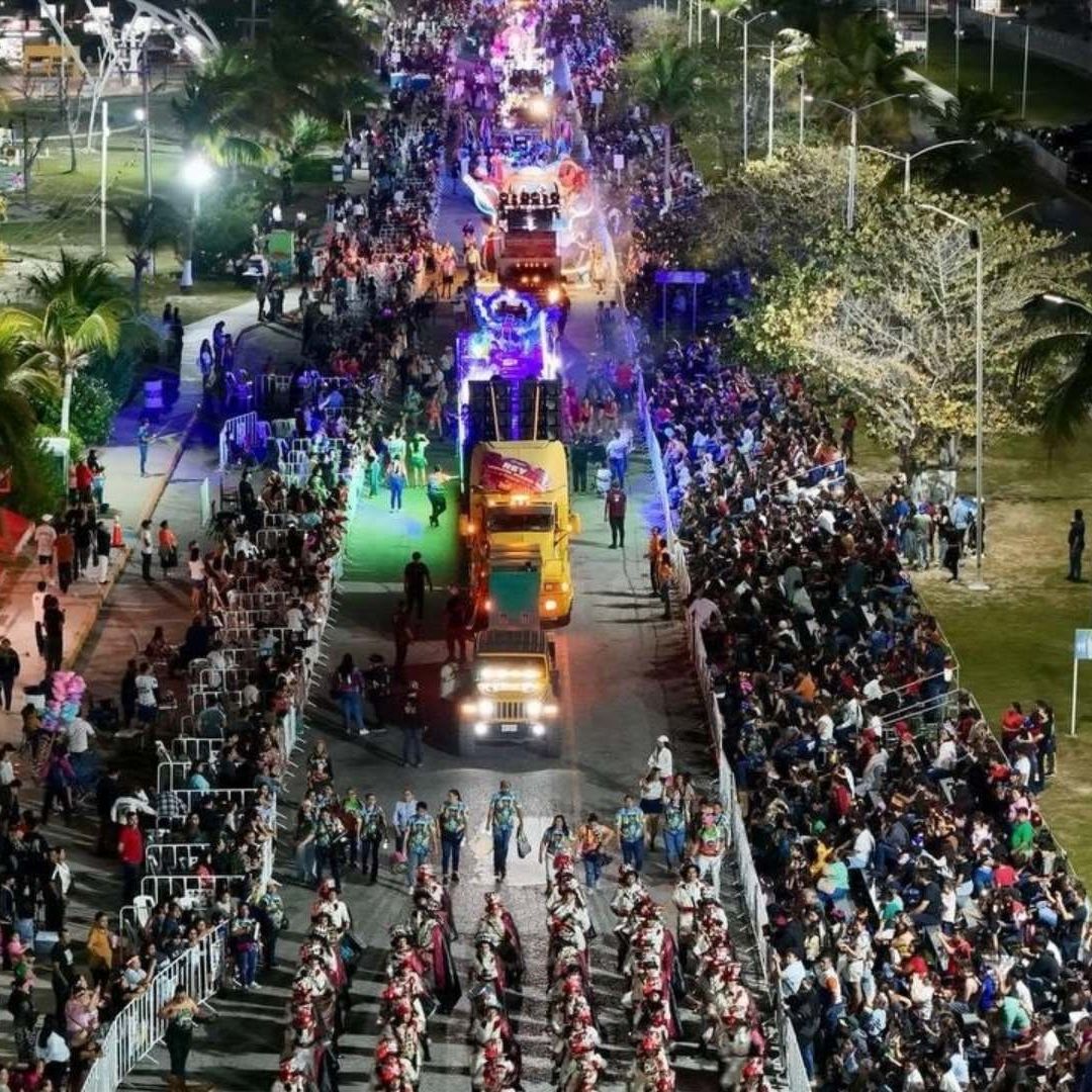 imagen aérea del desfile por el carnaval de Ciudad del Carmen