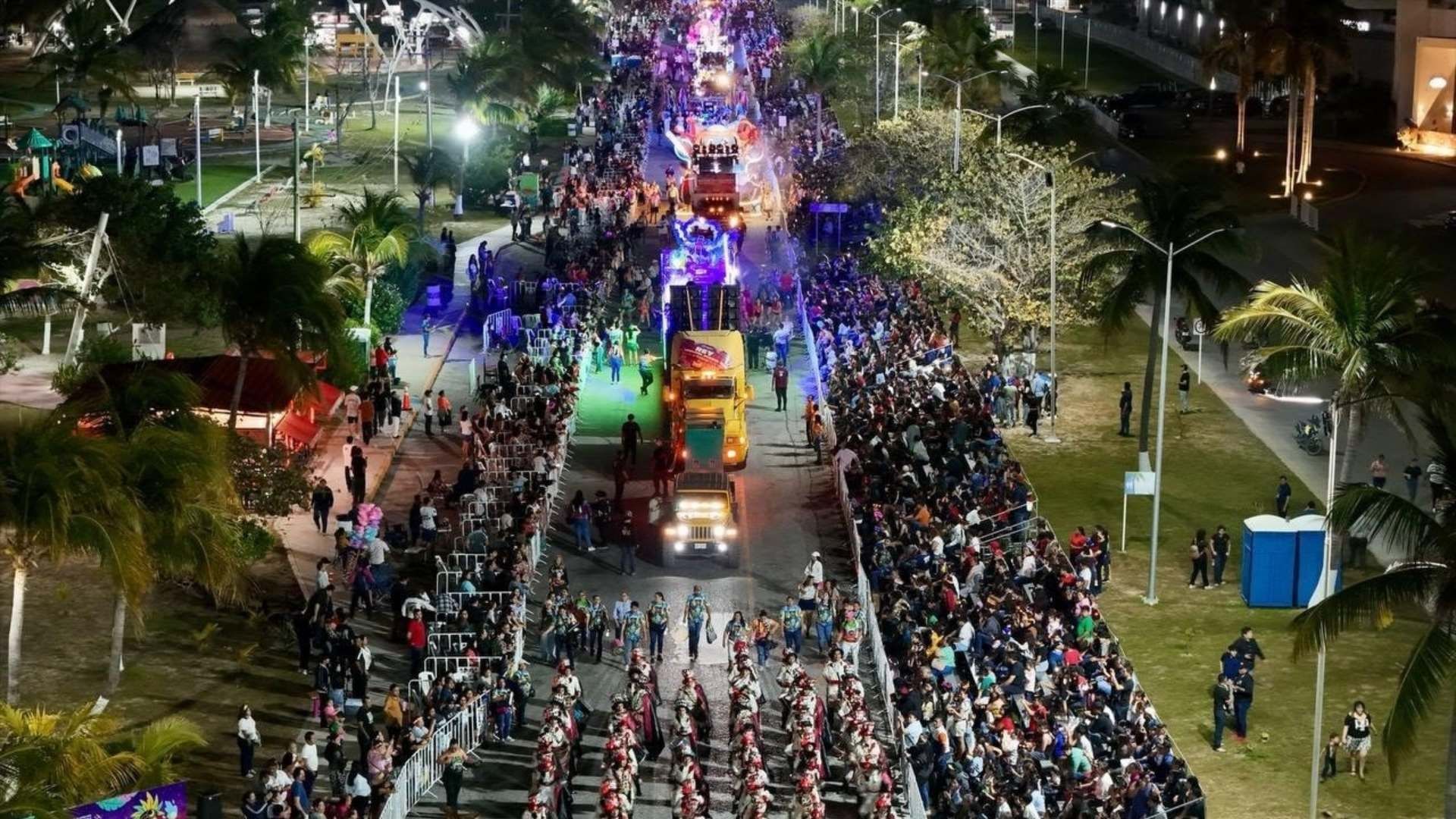 imagen aérea del desfile por el carnaval de Ciudad del Carmen