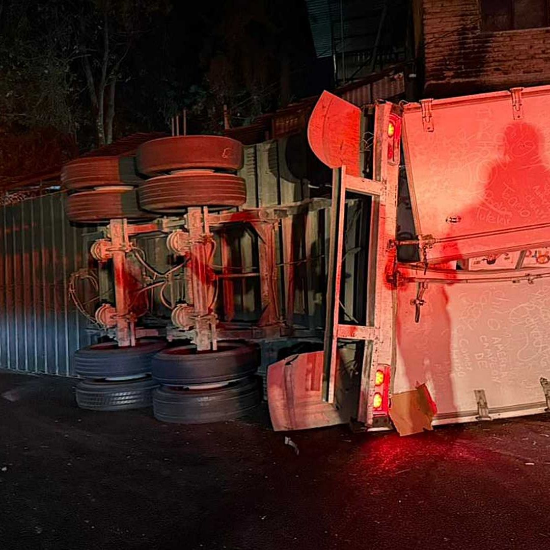 Tráiler volcado en Viaducto Tlalpan, CDMX. Foto: N+