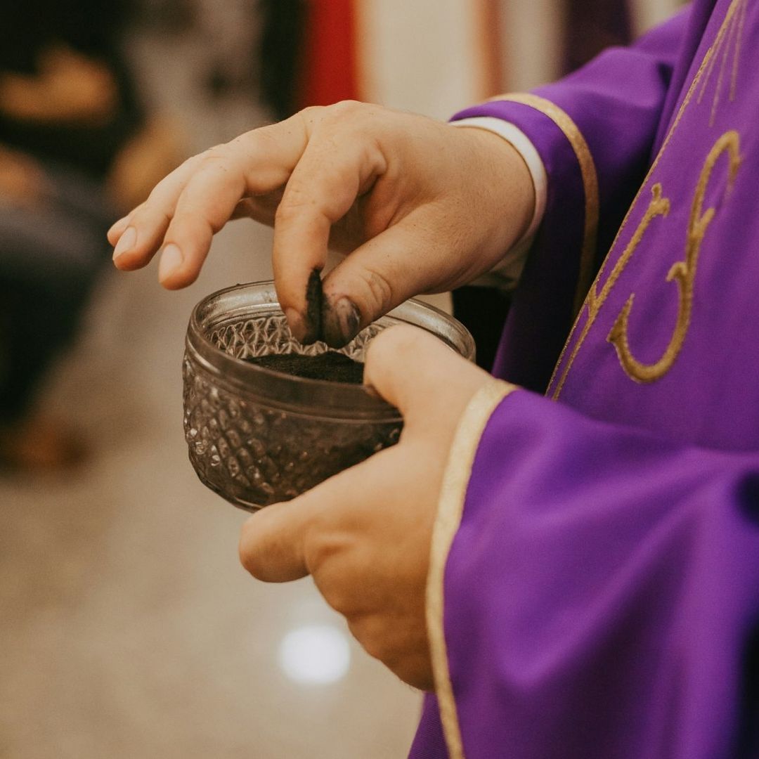 Sacerdote con ceniza