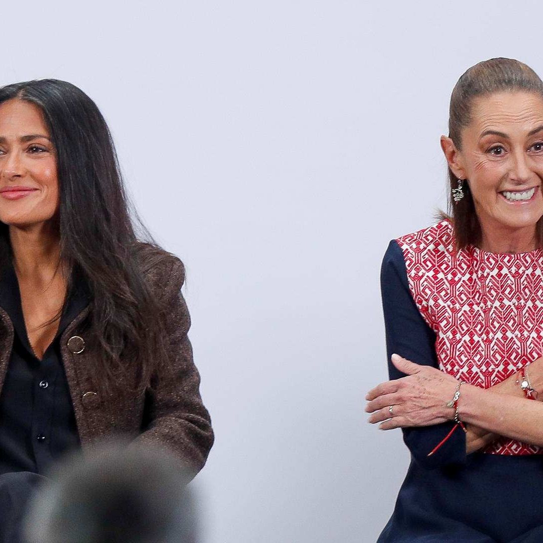 Salma Hayek y la presidenta Claudia Sheinbaum en rueda de prensa en Palacio Nacional el 15 de febrero de 2026. Foto: EFE