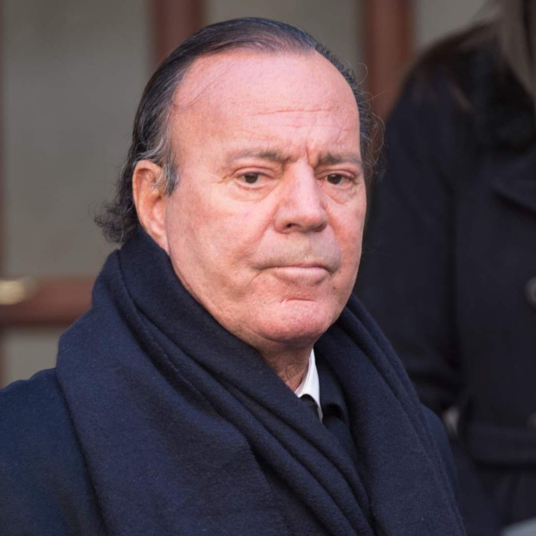 Julio Iglesias Demanda a Vicepresidenta Segunda de España: ¿De Qué la Acusa?