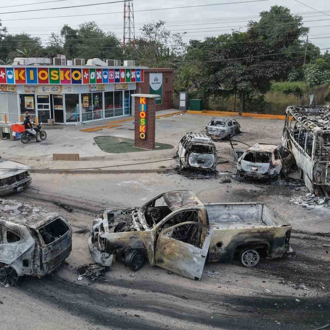 Autos y camiones quemados por el CJNG en Puerto Vallarta, Jalisco