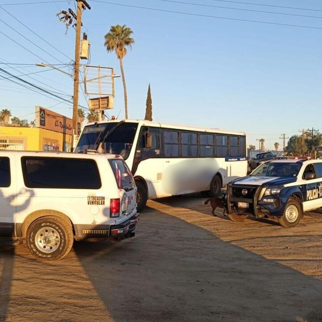 Mujer Sufre Fractura tras Ser Atropellada por Camión de Personal en San Vicente