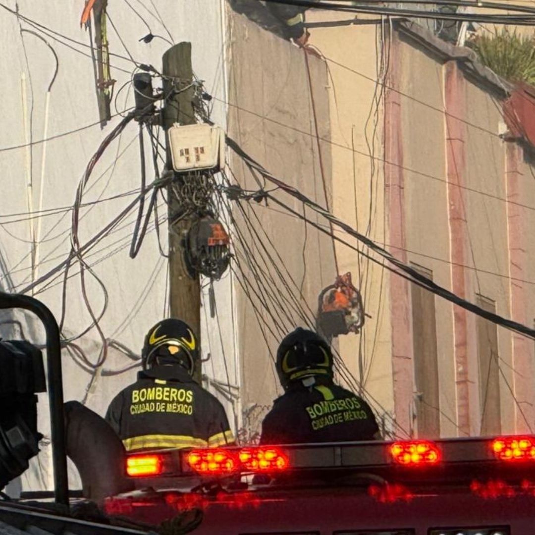 Incendio en Fábrica de Muebles Pone en Alerta a Vecinos de Colonia Atlampa, CDMX, ¿Qué Pasó?
