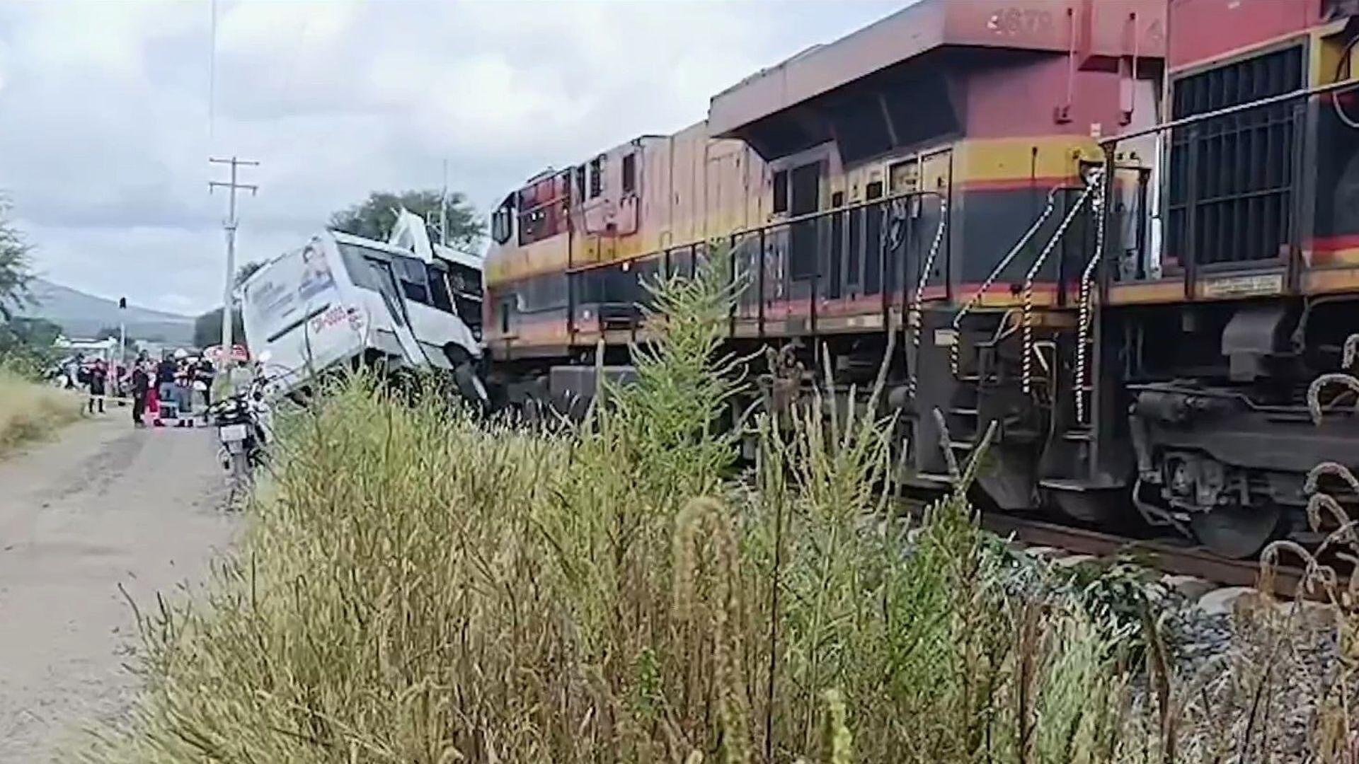 Suman 6 Muertos luego de que Camión Intentó Ganarle Paso al Tren en ...