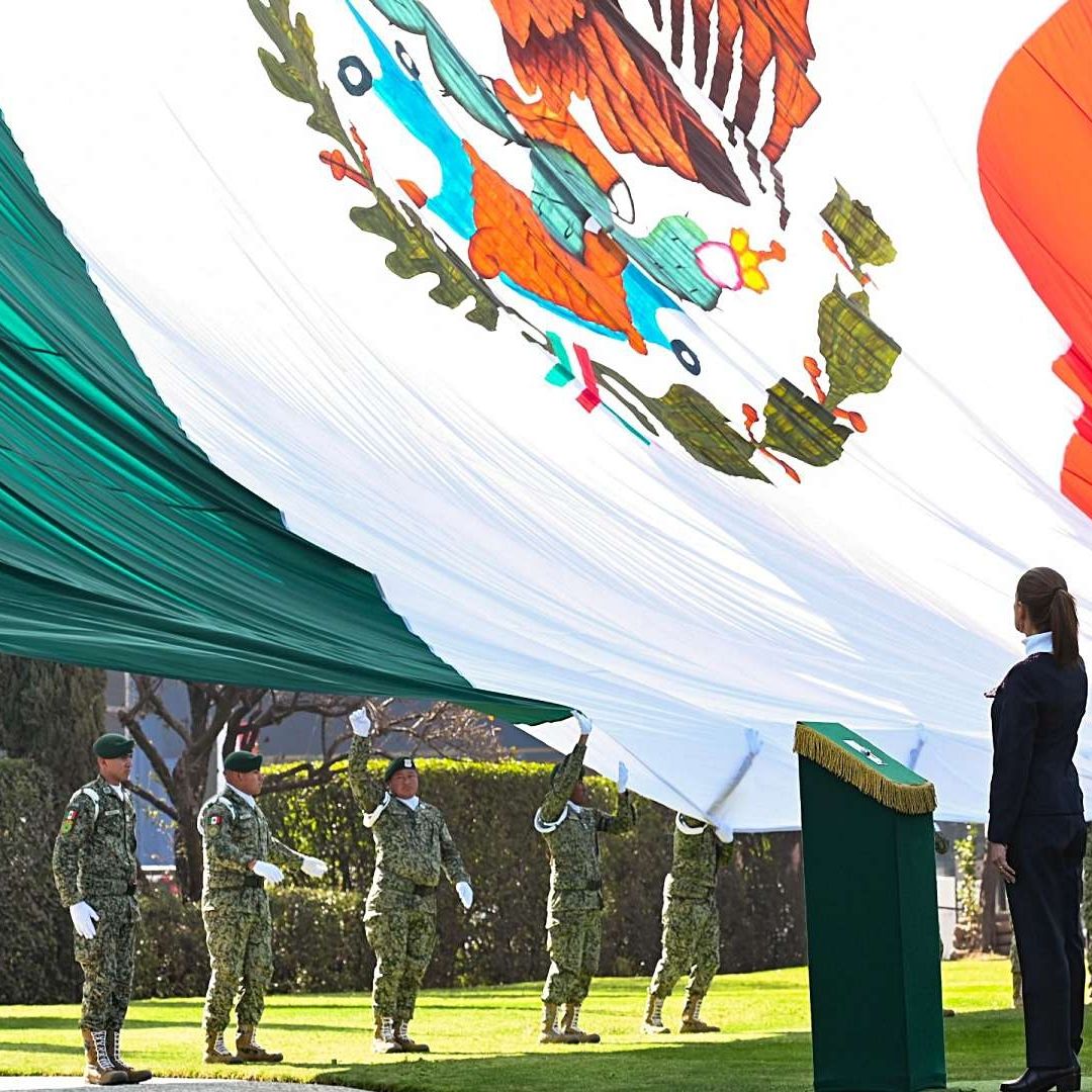 Ceremonia en Campo Marte, en el Día de la Bandera