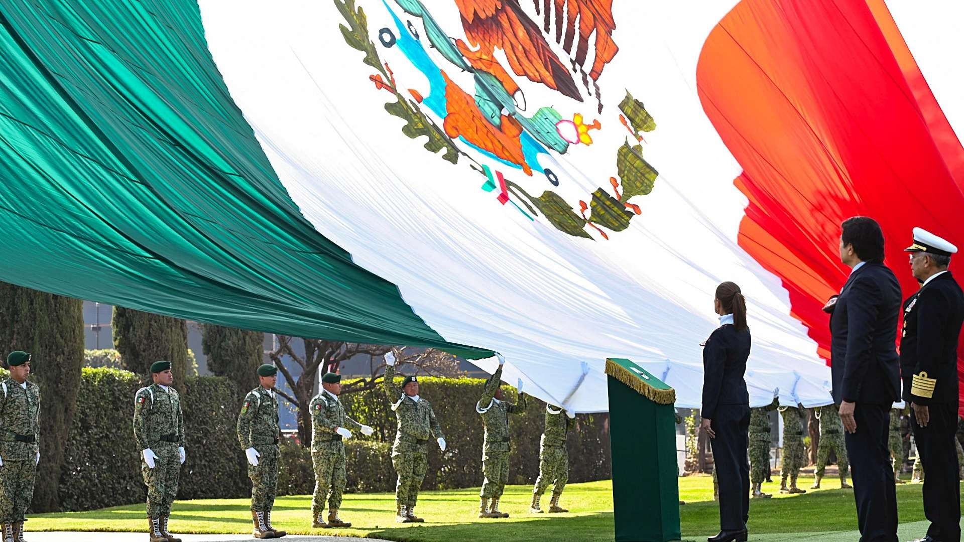 Ceremonia en Campo Marte, en el Día de la Bandera