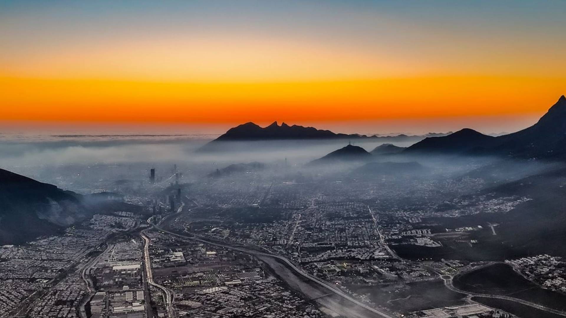 Amanecer en área metropolitana de Monterrey