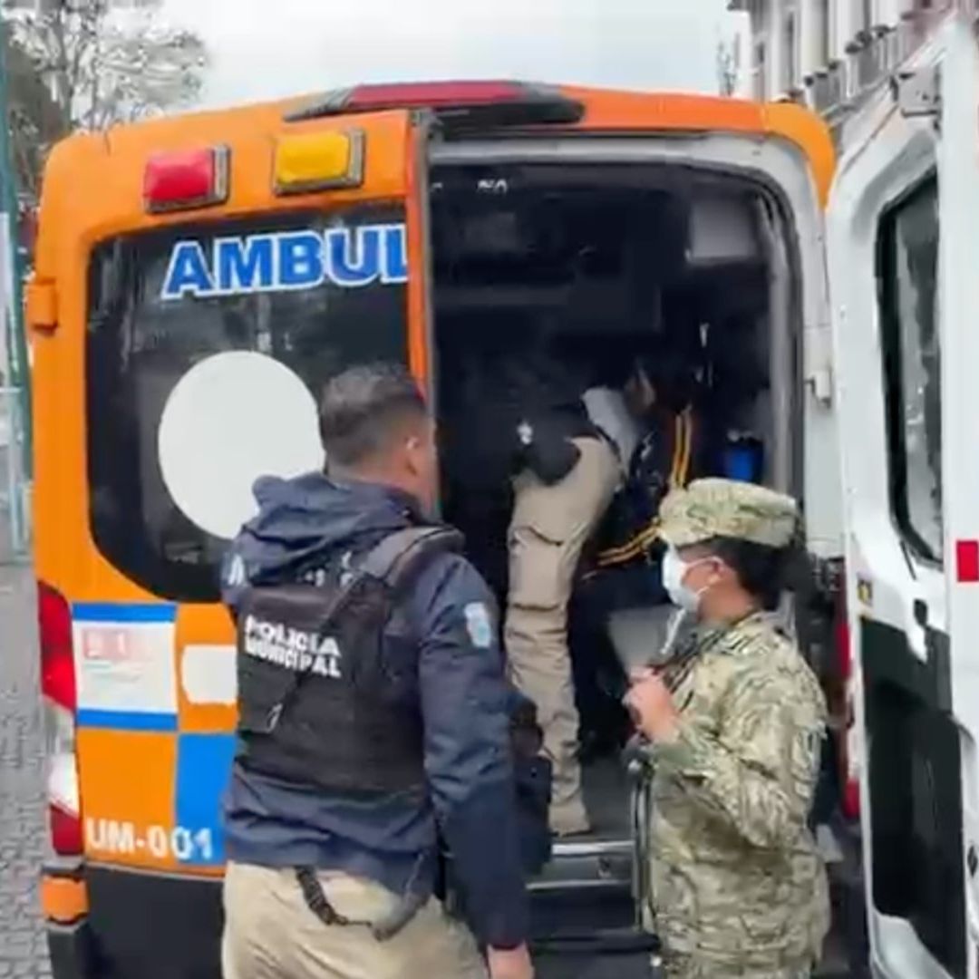 Ambulancia trasladando a estudiante desmayado en evento cívico en Xalapa