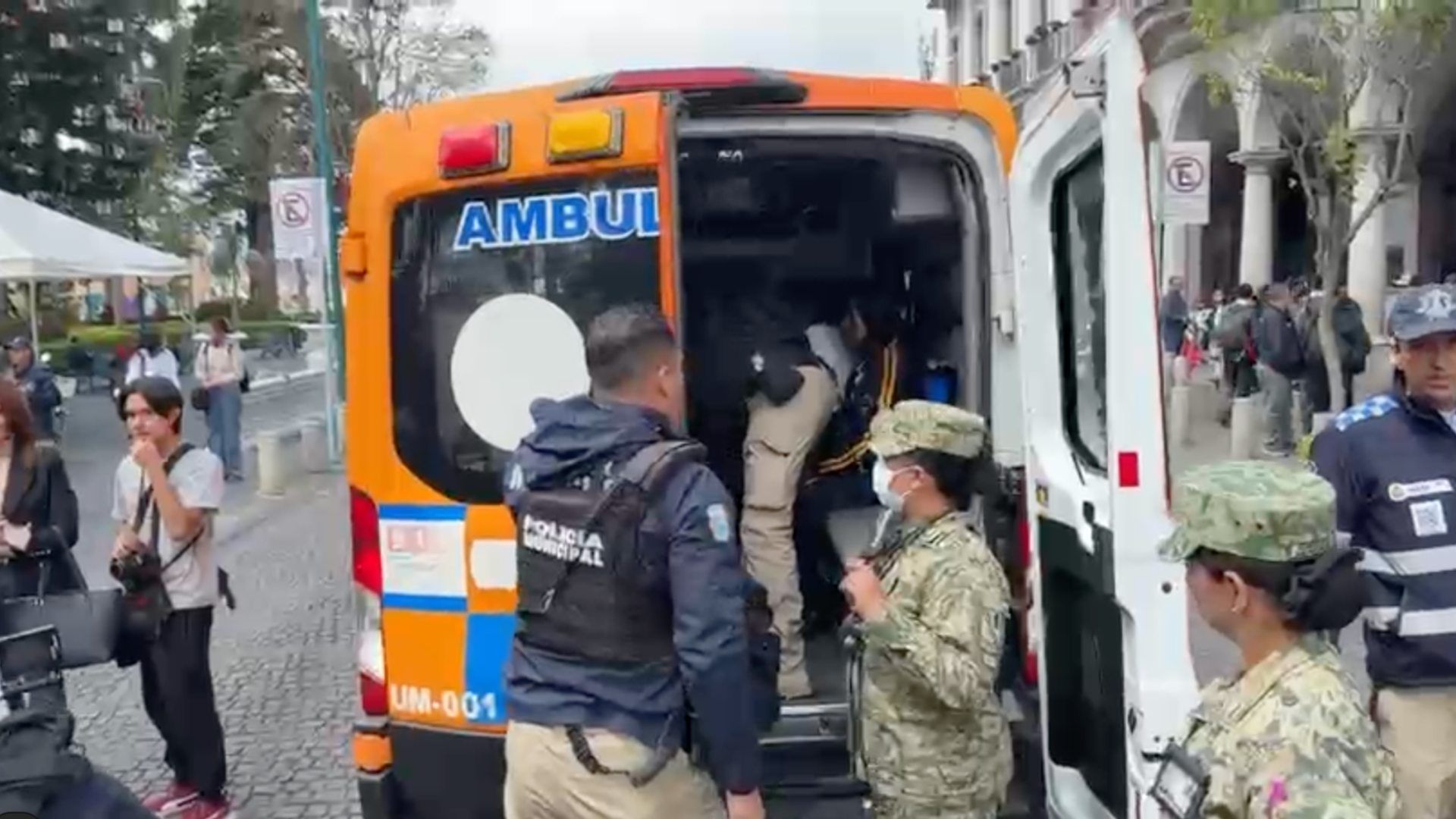 Ambulancia trasladando a estudiante desmayado en evento cívico en Xalapa