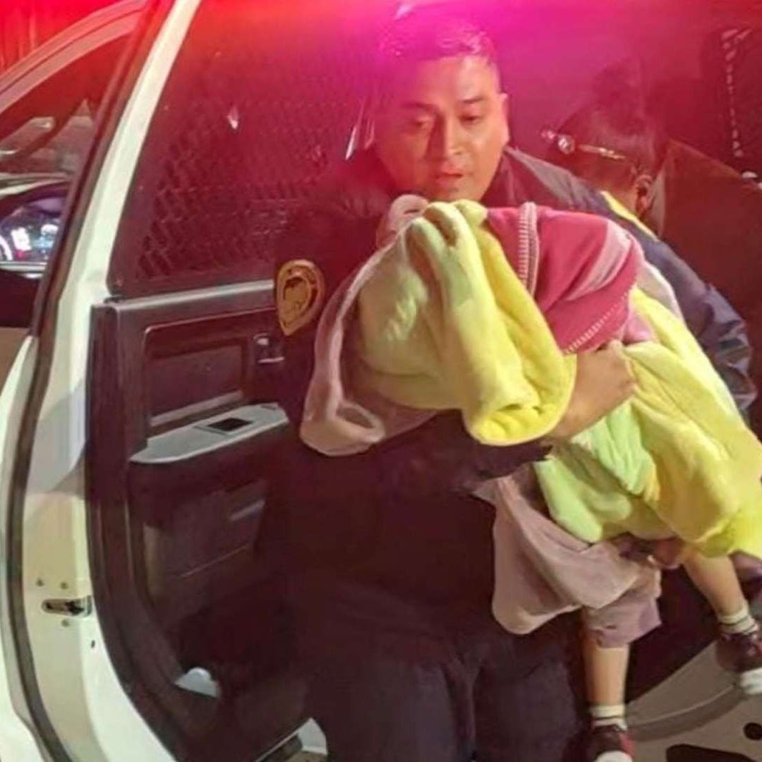 Policía de la Ciudad de México traslada a niño herido en la cara por mordida de perro. Foto: SSC