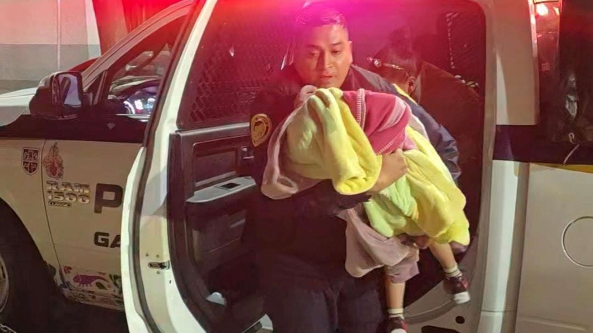 Policía de la Ciudad de México traslada a niño herido en la cara por mordida de perro. Foto: SSC