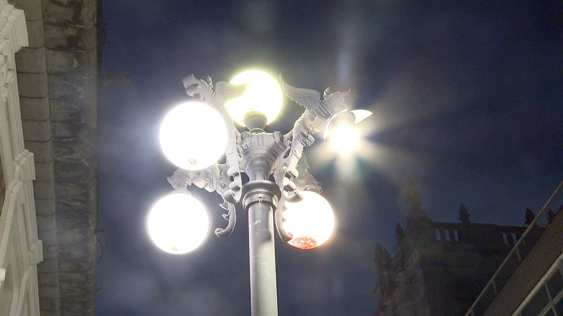 Luminaria del Centro Histórico Cae sobre Dos Personas tras Impacto de ...