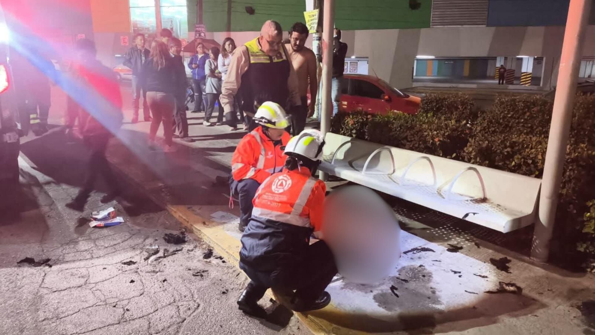 Brigadistas ayudan a hombre con quemaduras en Ciudad Madero