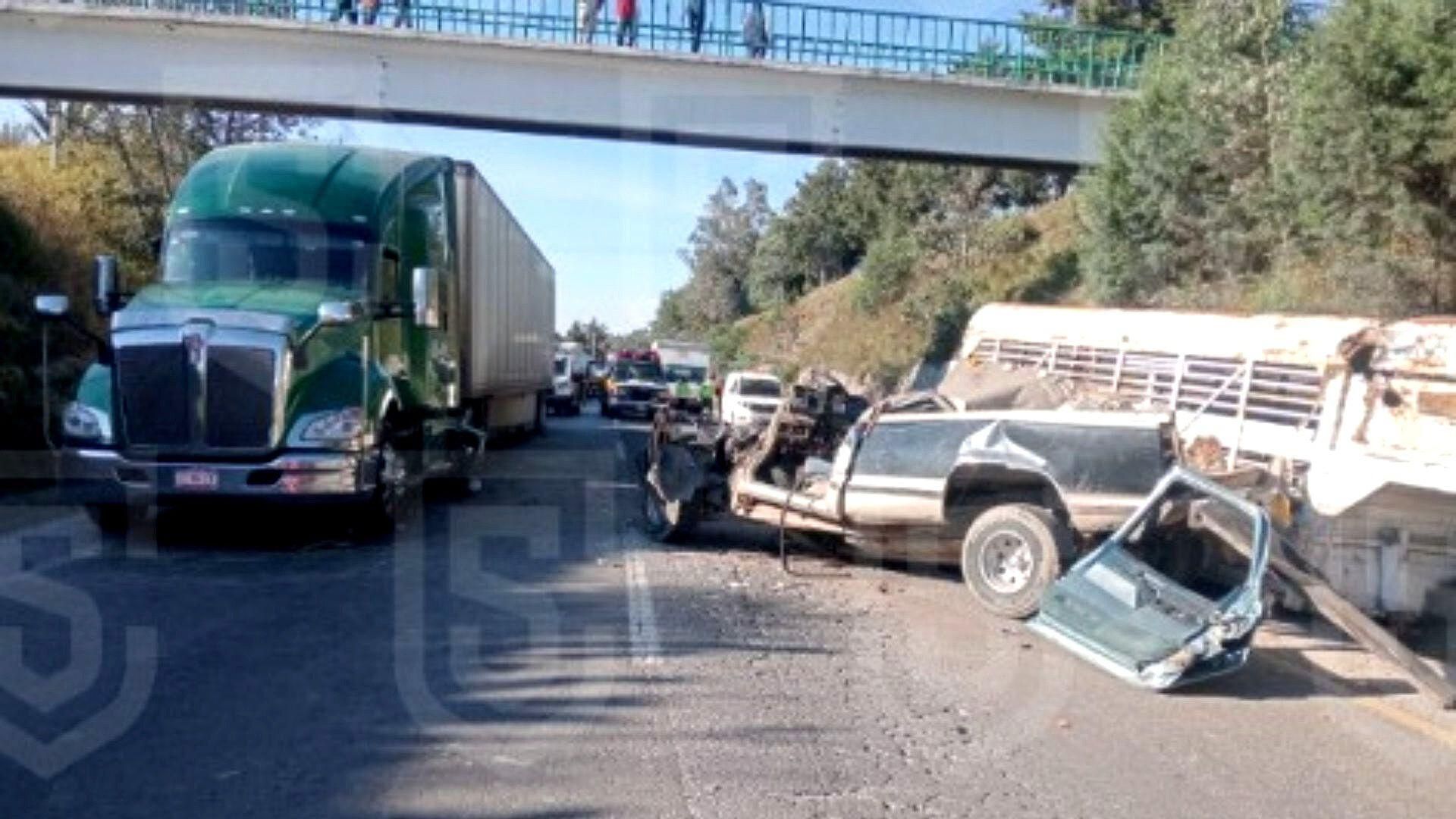 Choque entre Camioneta y Tráiler Deja Un Muerto en la Carretera Toluca ...