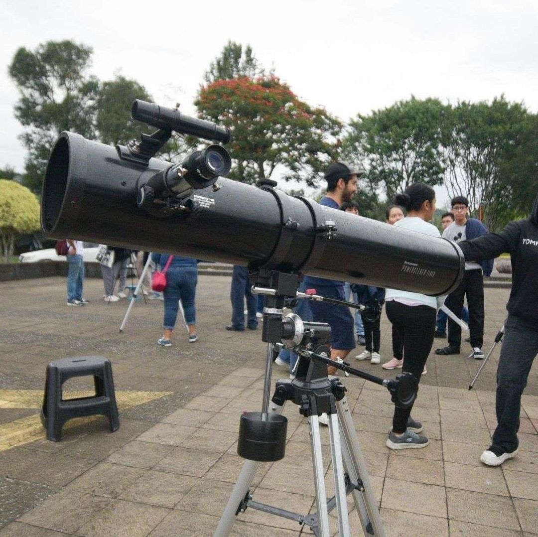Personas se reúnen para ver el eclipse anular en octubre de 2024