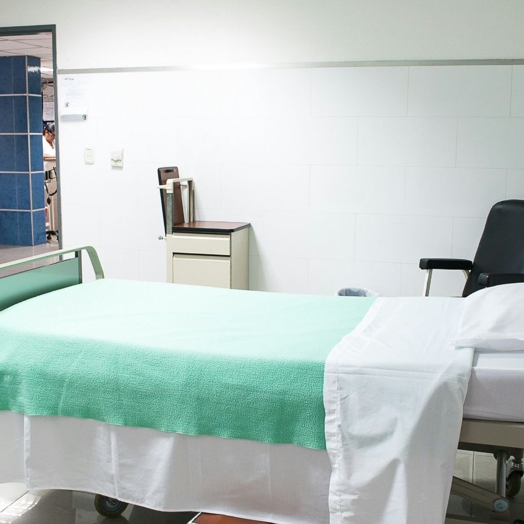 Paciente Muere al Caerle Elevador en la Cabeza Durante Consulta en Hospital