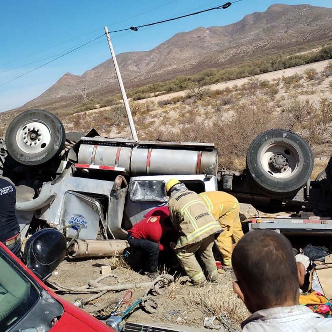Muere Acompañando a su Padre en Volcadura de Tráiler en Carretera Cuencamé-Durango
