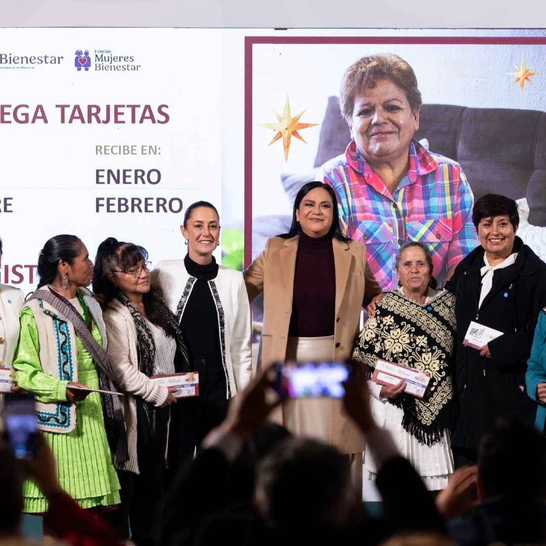 Entrega de tarjetas Mujeres Bienestar en la conferencia mañanera de hoy, 2 de enero de 2025