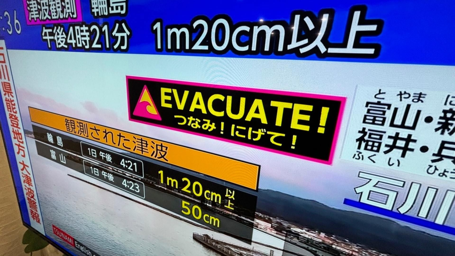 En programas de televisió japoneses emitieron alertas por posibles tsunamis. Foto: AP