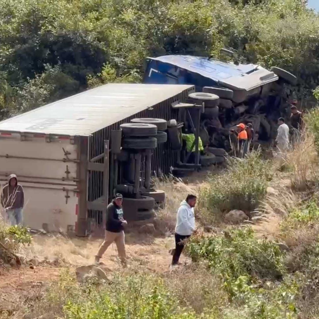 Rapiñeros en accidente de tráiler en las Cumbres de Maltrata