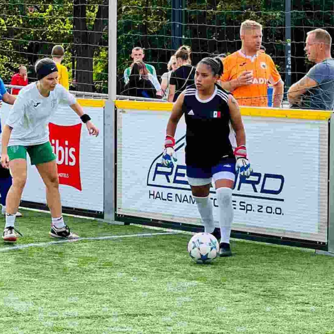 Mónica Sáchez jugando fútbol