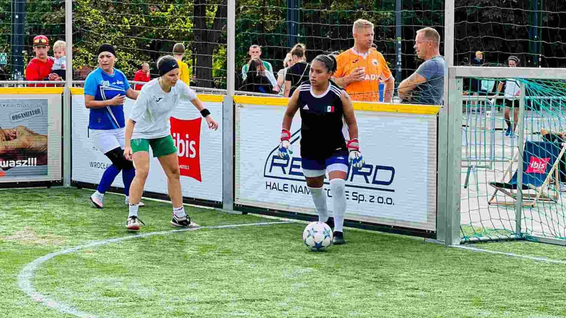 Mónica Sáchez jugando fútbol