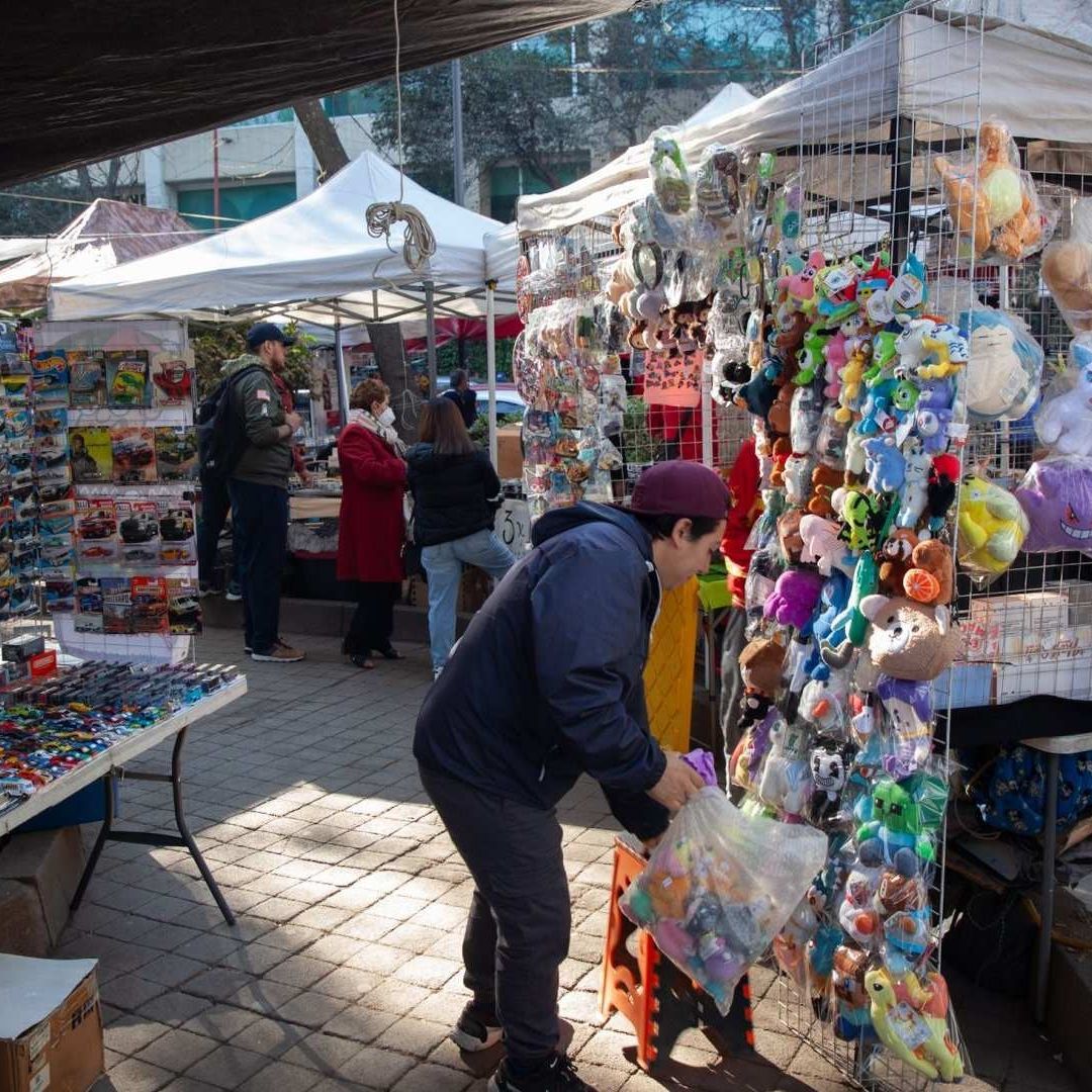 El tianguis del juguete ubicado afuera de la estación de metro Balderas