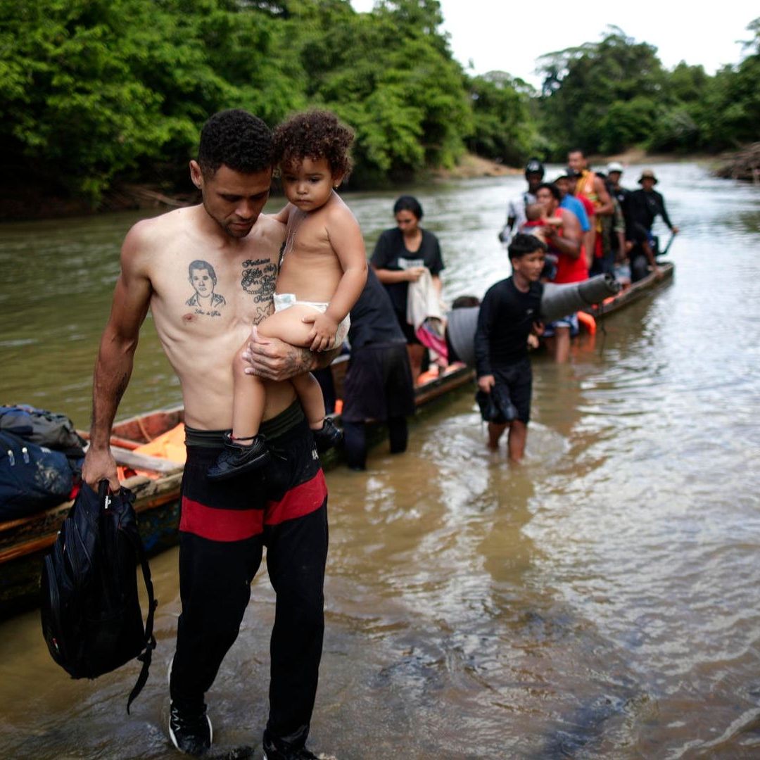 El cruce de migrantes por el Darién duplica el registro del año pasado y abarca un aumento de menores. Foto: EFE