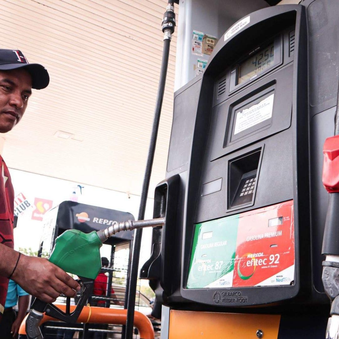 Conductores cargan gasolina