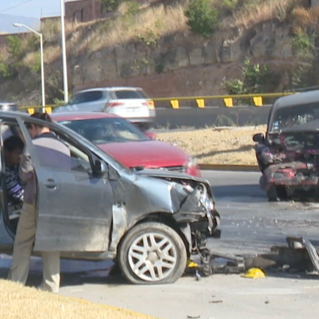 Choque Deja a tres Lesionados, una Fuga de Agua Causó el Accidente en León. Foto: Omar Cano