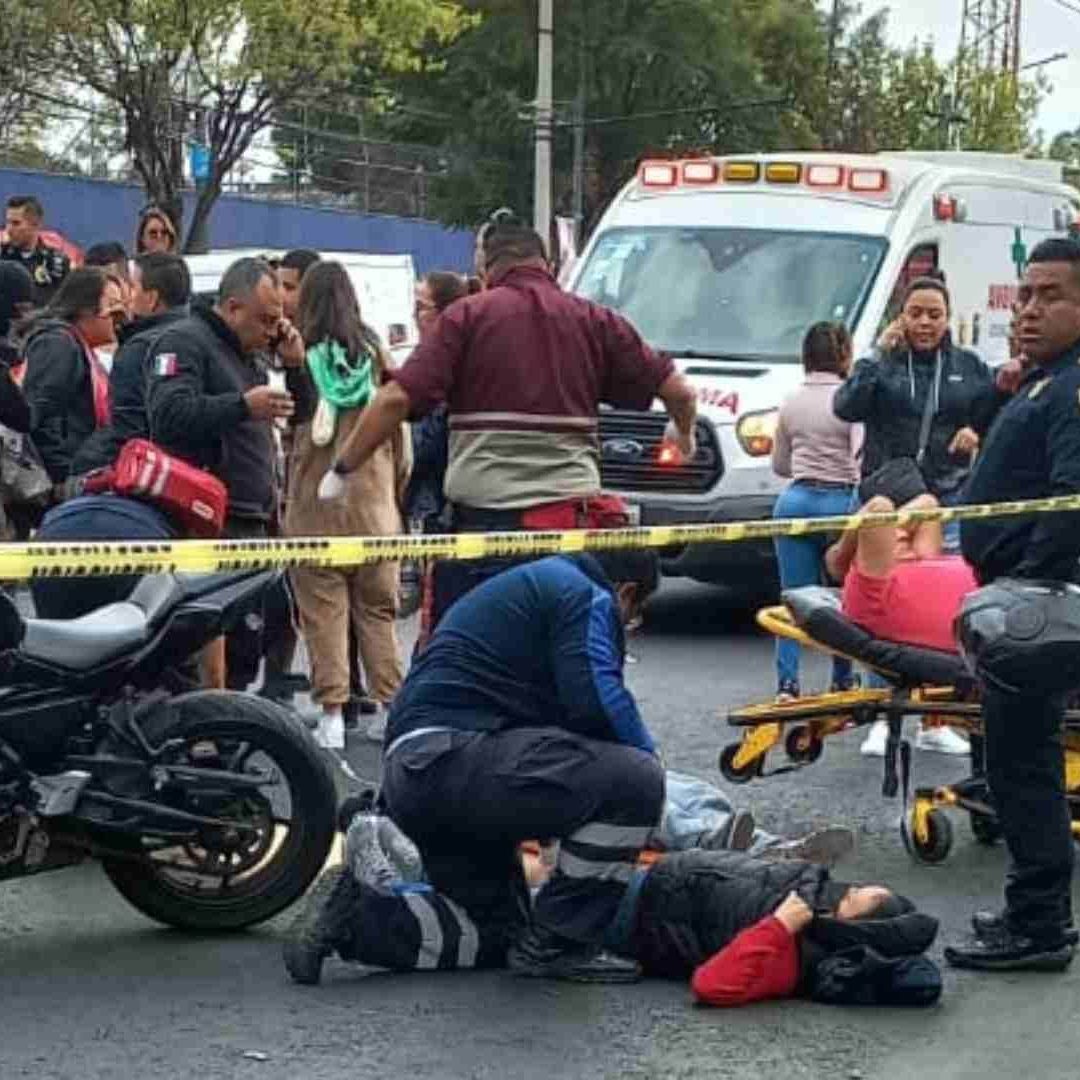 Servicios de emergencia atendiendo a dos de los heridos en la balacera