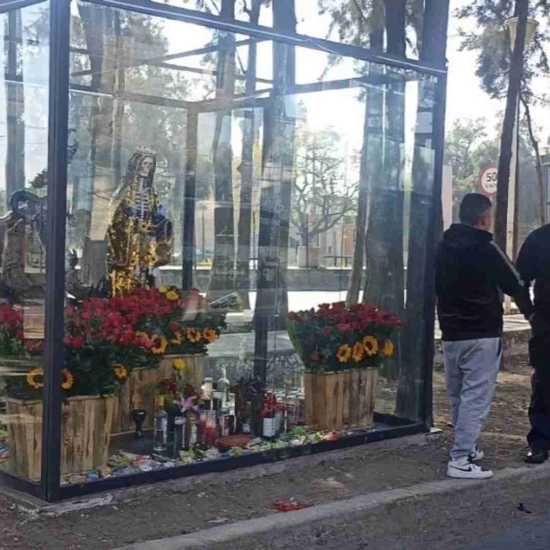 Vecinos en desacuerdo con el altar lo denunciaron a las autoridades.