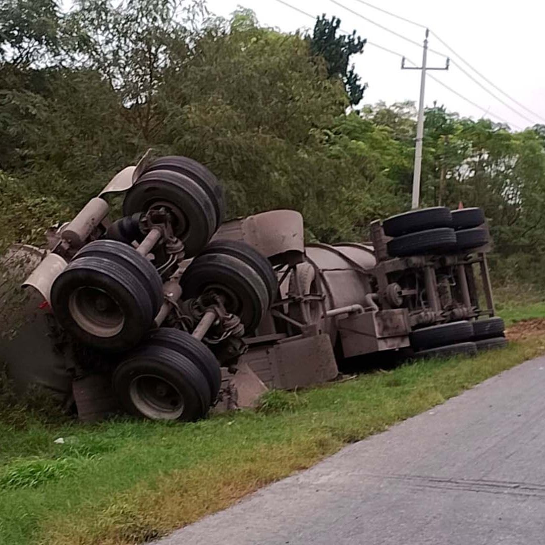 Trailer Cargado con Turbosina se Vuelca y Derrama Combustible; No Reportan Lesionados