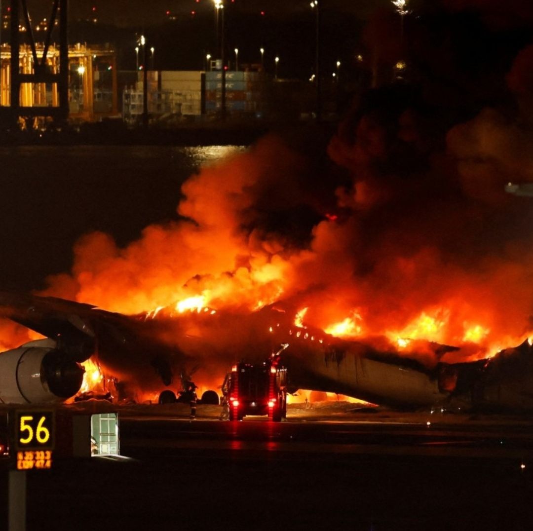 Se Incendia Avión en Aeropuerto de Tokio, Japón, Aún con Pasajeros a Bordo